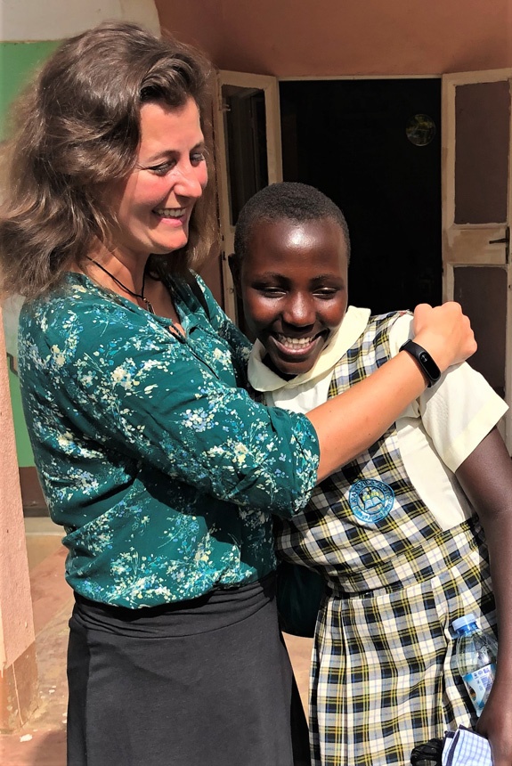 Megan Kelly avec sa filleule Naome en Ouganda